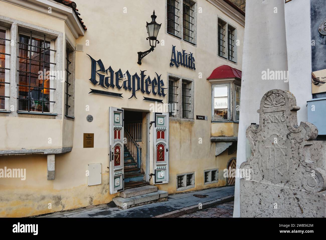 Ingresso al vecchio museo della farmacia di Tallinn nella Piazza del Municipio nel centro storico della città. Tallinn, Estonia. Foto Stock