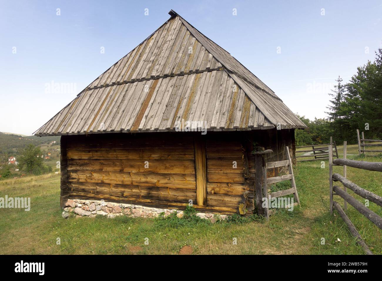Vecchia fattoria in legno nel Museo all'aperto Old Village, Sirogojno, Serbia Foto Stock