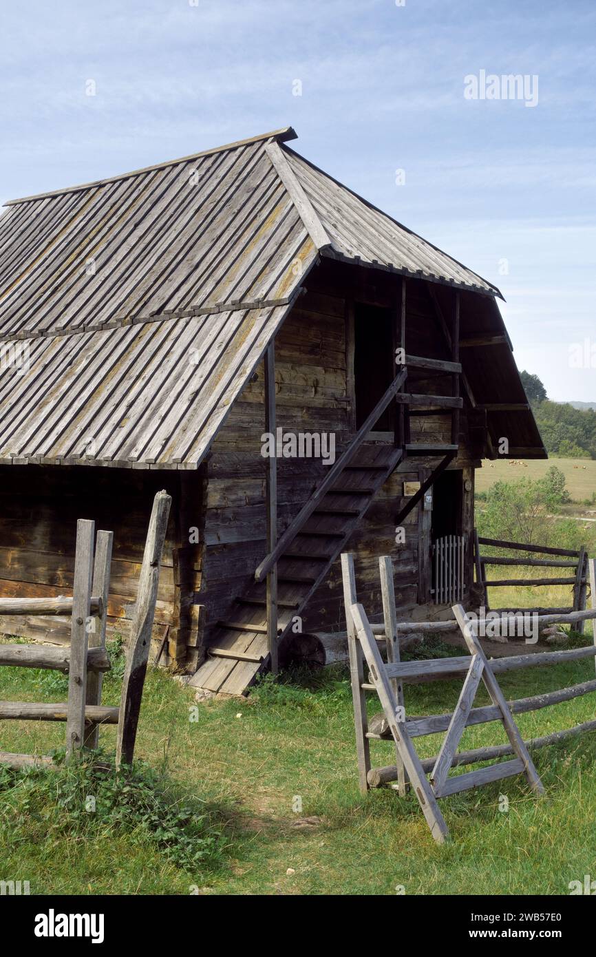 Vecchia stalla in legno con recinzione per animali da fattoria nel Museo all'aperto Old Village, Sirogojno, Serbia Foto Stock
