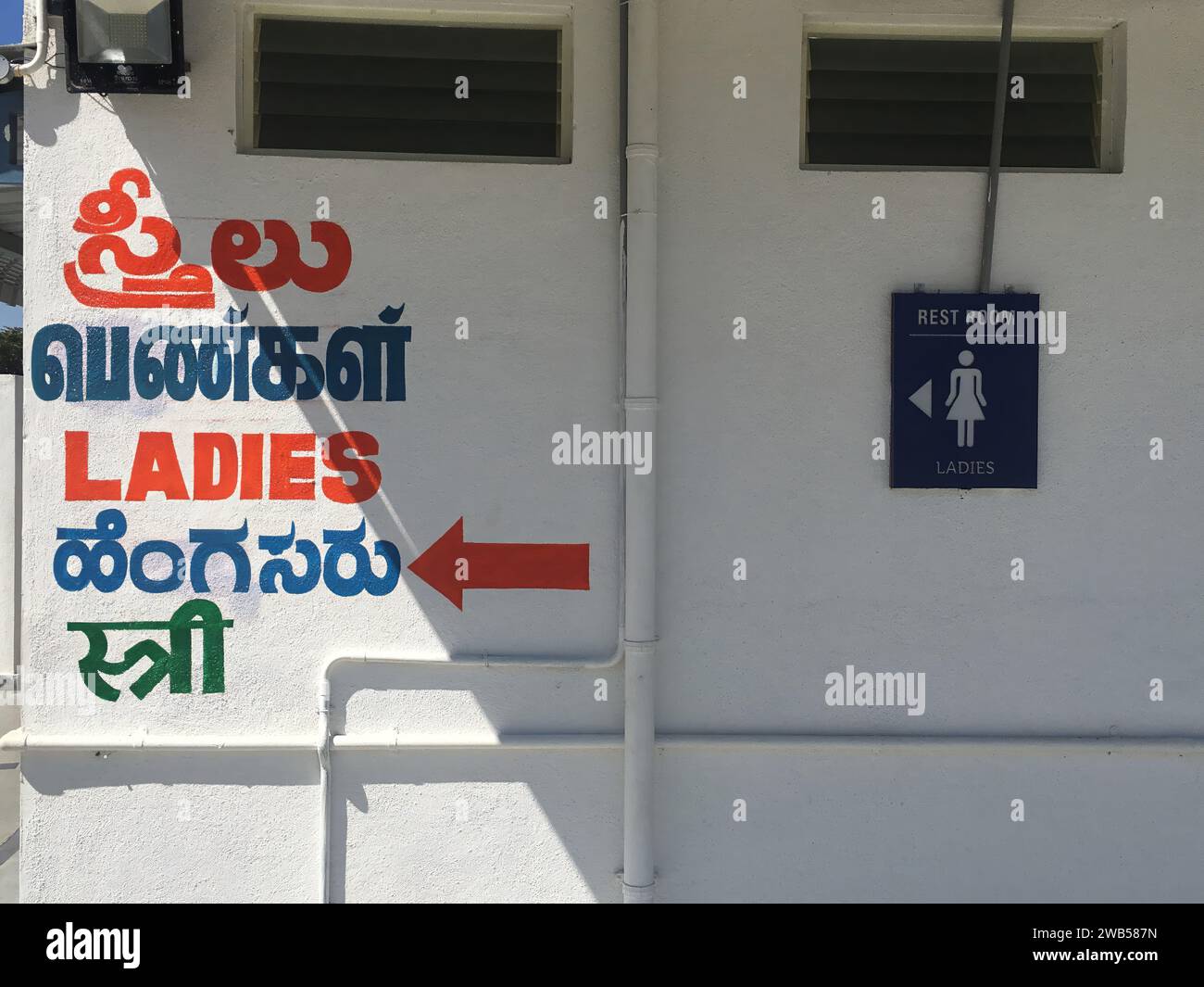 Cartellonistica per WC da donna in più lingue in India. Indicazioni e indicazioni per le donne in inglese, hindi, kannada, tamil e telugu Foto Stock