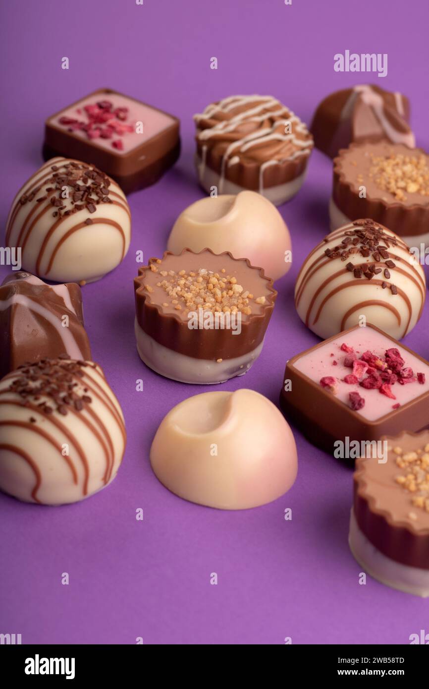 la fotografia, un assortimento misto di caramelle, crea una serie visivamente accattivante. I dolci e generosi dolcetti promettono un'esperienza deliziosa contro Foto Stock