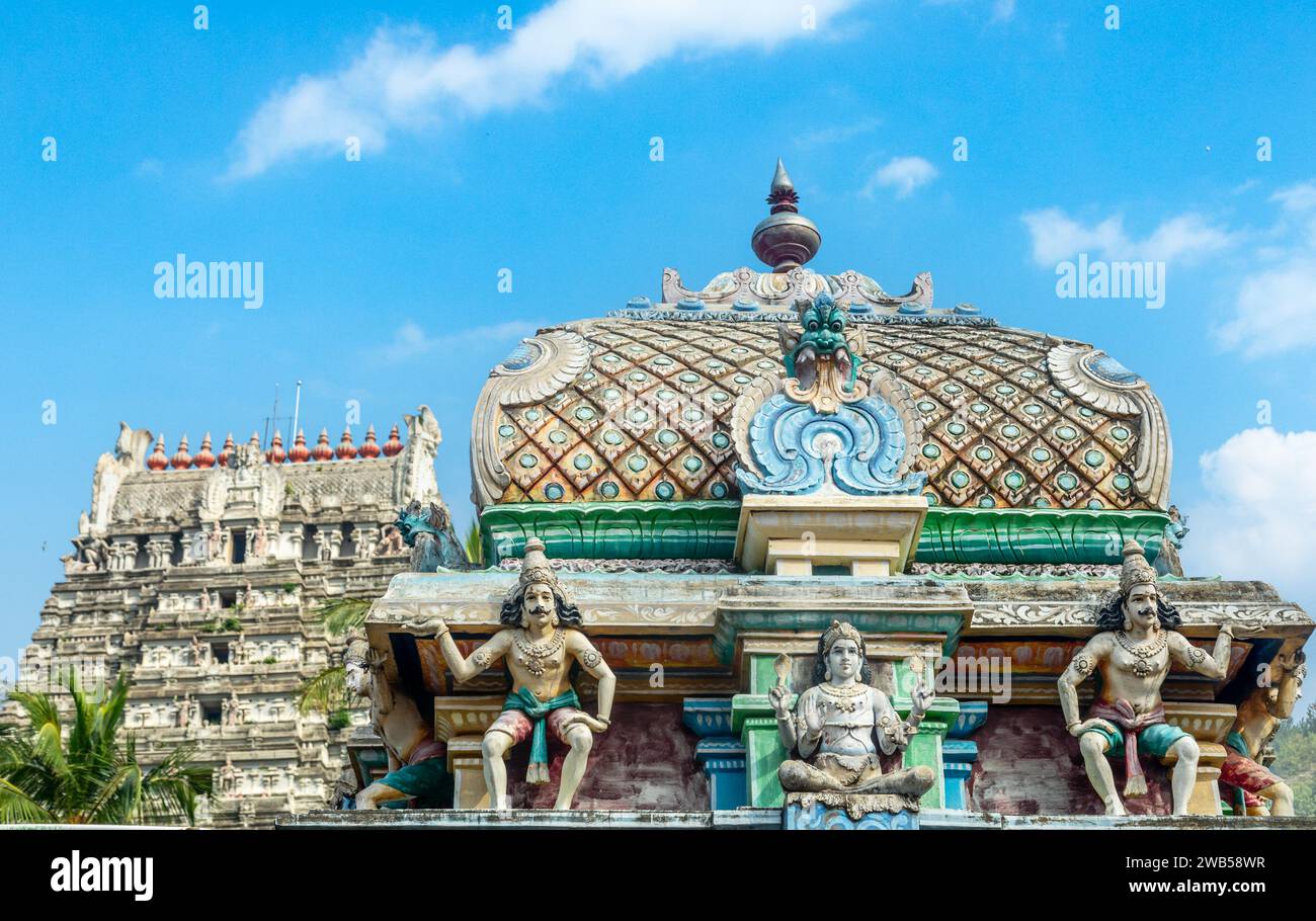 Statue colorate del Tempio di Vedagiriswarar 0f divinità Shiva, Thirukazhukundram, regione di Tondaimandalam, Tamil Nadu, India meridionale Foto Stock