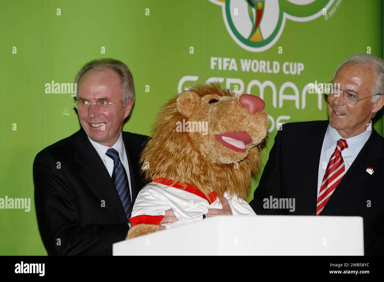 2 febbraio 2006: L'allenatore inglese Sven Goran Eriksson condivide il podio con la mascotte ufficiale GOLEO vi e presidente della Coppa del mondo FIFA 2006 Franz Beckenbauer durante una funzione ufficiale alla Gibson Hall nella City di Londra. BECKENBAUER muore in Germania domenica 7 gennaio all'età di 78 anni Foto Stock