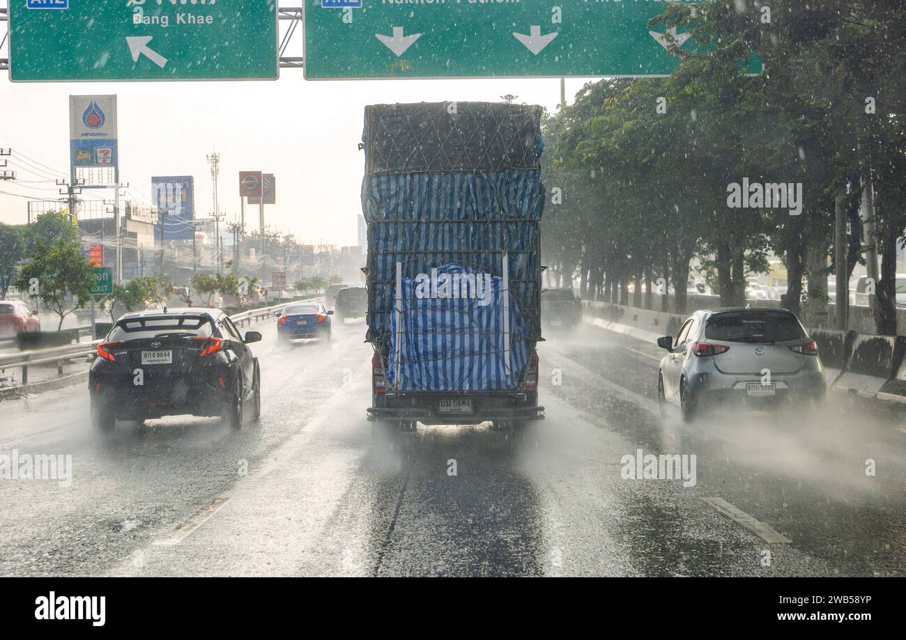 BANGKOK, THAILANDIA, DEC 05 2023, traffico autostradale in forte pioggia Foto Stock