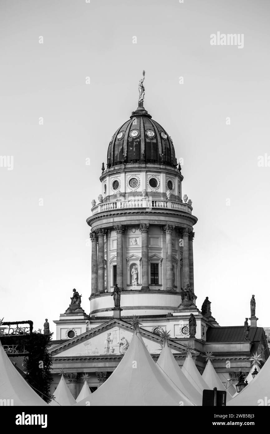 Berlino, Germania - 20 dicembre 2021: Vista esterna della Cattedrale di Francia, o Fransoesischer Dom in piazza Gendarmenmarkt a Berlino, la capitale tedesca. Foto Stock