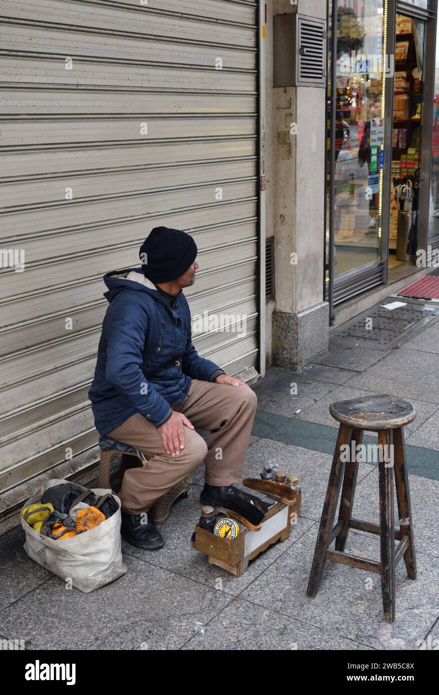 Istanbul, Turchia - 10 dicembre 2023: Shiner di scarpe su un tratto di Iistanbul in attesa di un cliente Foto Stock