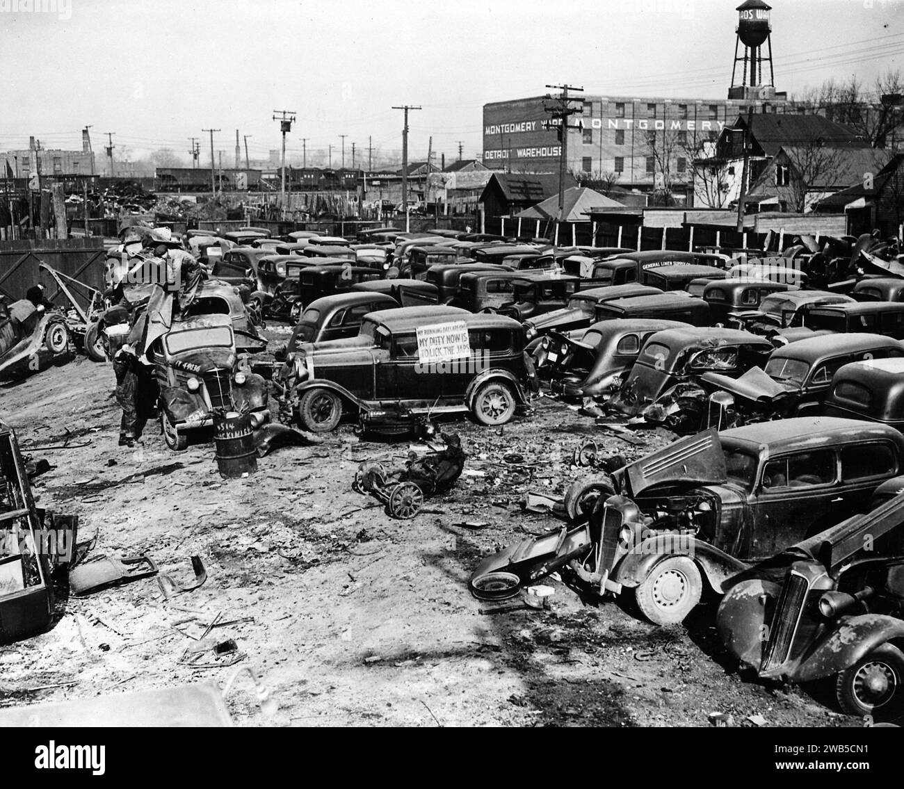 Macchine in un deposito di rottami. Un Detroit Auto Graveyard - auto e camion rottamati da spedire ai cantieri di rottami e poi alla Great Lakes Steel, America Foto Stock