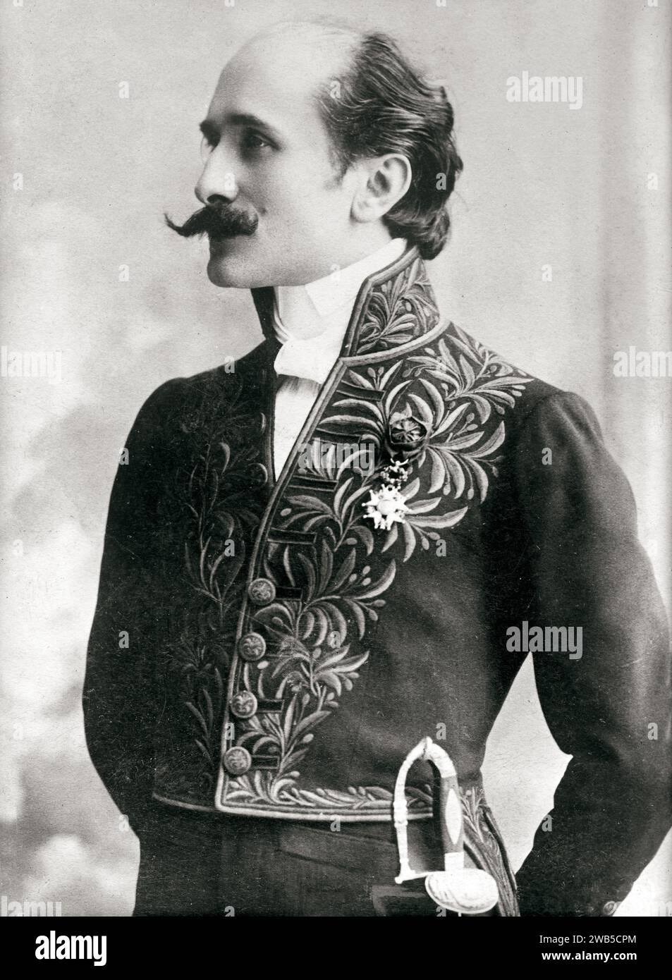 Rostand nell'uniforme dell'Académie francaise, 1905 Léopold-Émile Reutlinger Edmond Eugène Alexis Rostand (1868 – 1918) poeta e drammaturgo francese. Foto Stock
