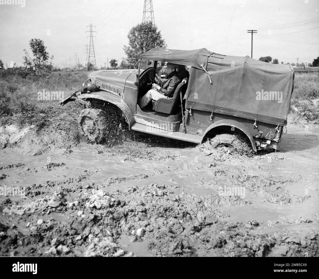 Un camion dell'esercito bloccato nel fango, America Foto Stock