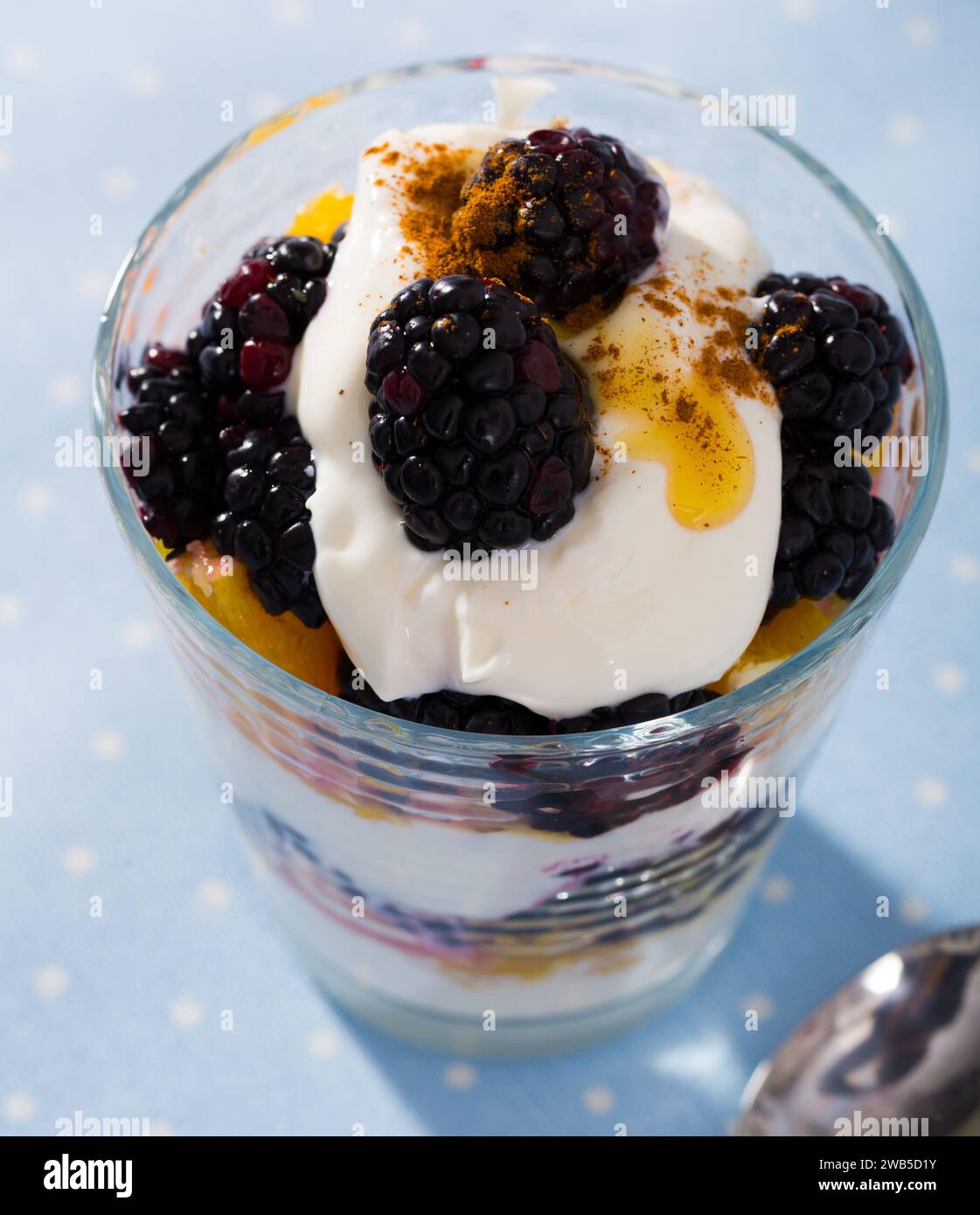 Blackberry e orange yogurt - deliziosi dessert estivo Foto Stock