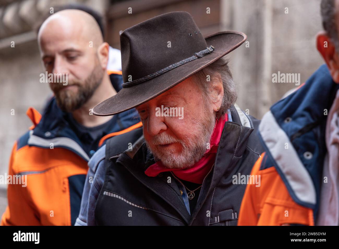 Roma, Italia. 8 gennaio 2024. L'artista tedesco Gunter Demnig, creatore del progetto ''Stolpersteine'' (Credit Image: © Matteo Nardone/Pacific Press via ZUMA Press Wire) SOLO PER USO EDITORIALE! Non per USO commerciale! Foto Stock