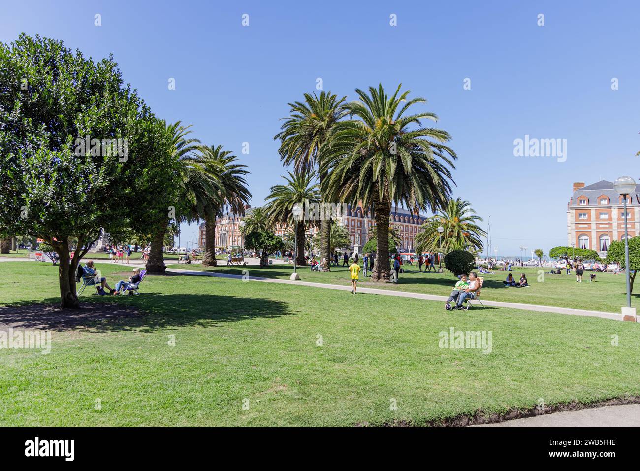 Mar del Plata, Argentina - 30 dicembre 2023: La gente riposa in Plaza Colon a Mar del Plata. Foto Stock