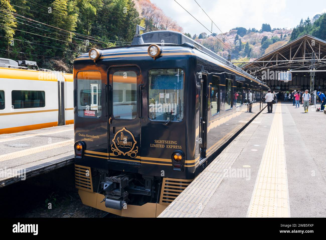 Nara, Giappone - 3 aprile 2023: Stazione di Kintetsu, treno Blue Symphony Sightseeing Limited Express, fermata alla stazione di Yoshino. Foto Stock