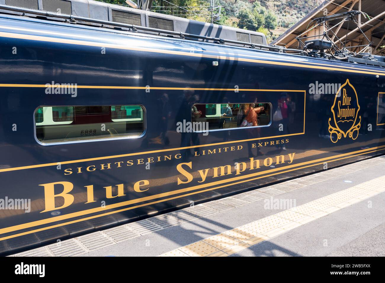 Nara, Giappone - 3 aprile 2023: Stazione di Kintetsu, treno Blue Symphony Sightseeing Limited Express, fermata alla stazione di Yoshino. Foto Stock