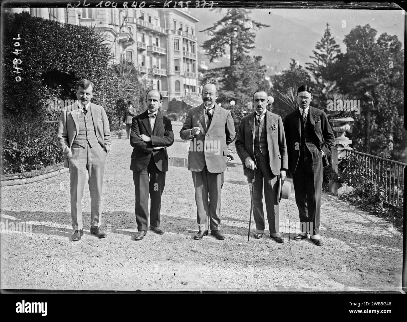 (De g. à d. Henri) Rolin, (Joseph de) Ruelle, Vandervelde, baron (Pierre van) Zuylen, (comte) Ferdinand du Chastel (délégation belge à Locarno, 7 octobre 1925) - (photographie de presse) - (Agence Rol). Foto Stock