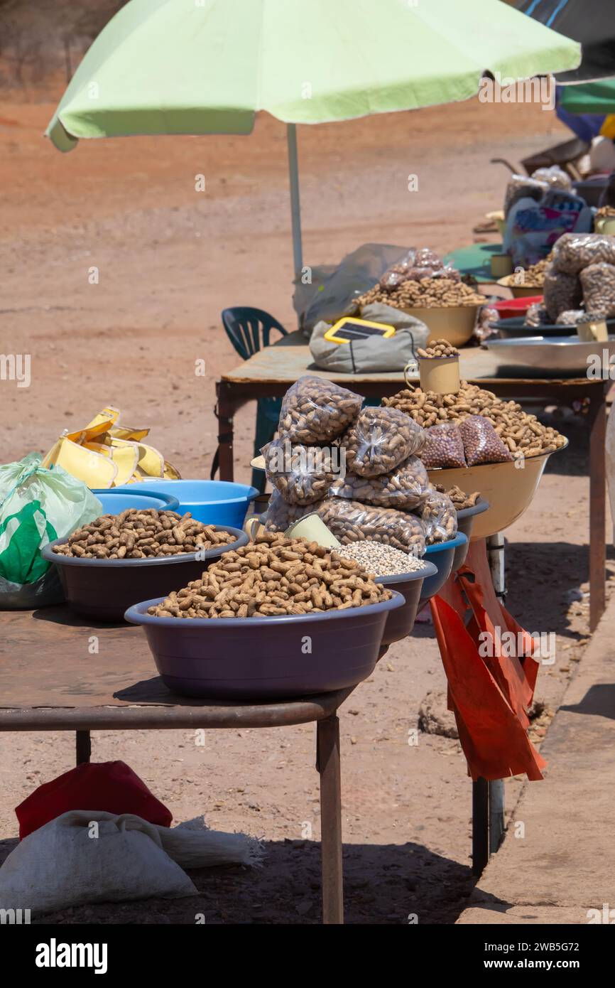 venditori ambulanti africani che vendono arachidi e fagioli secchi, imprenditore in un incrocio Foto Stock