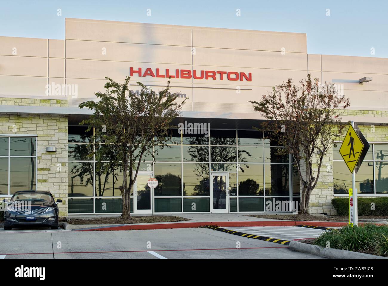 Houston, Texas USA 12-17-2023: L'esterno dell'edificio per uffici Halliburton a Houston, Texas. Società globale di servizi petroliferi e multinazionali. Foto Stock