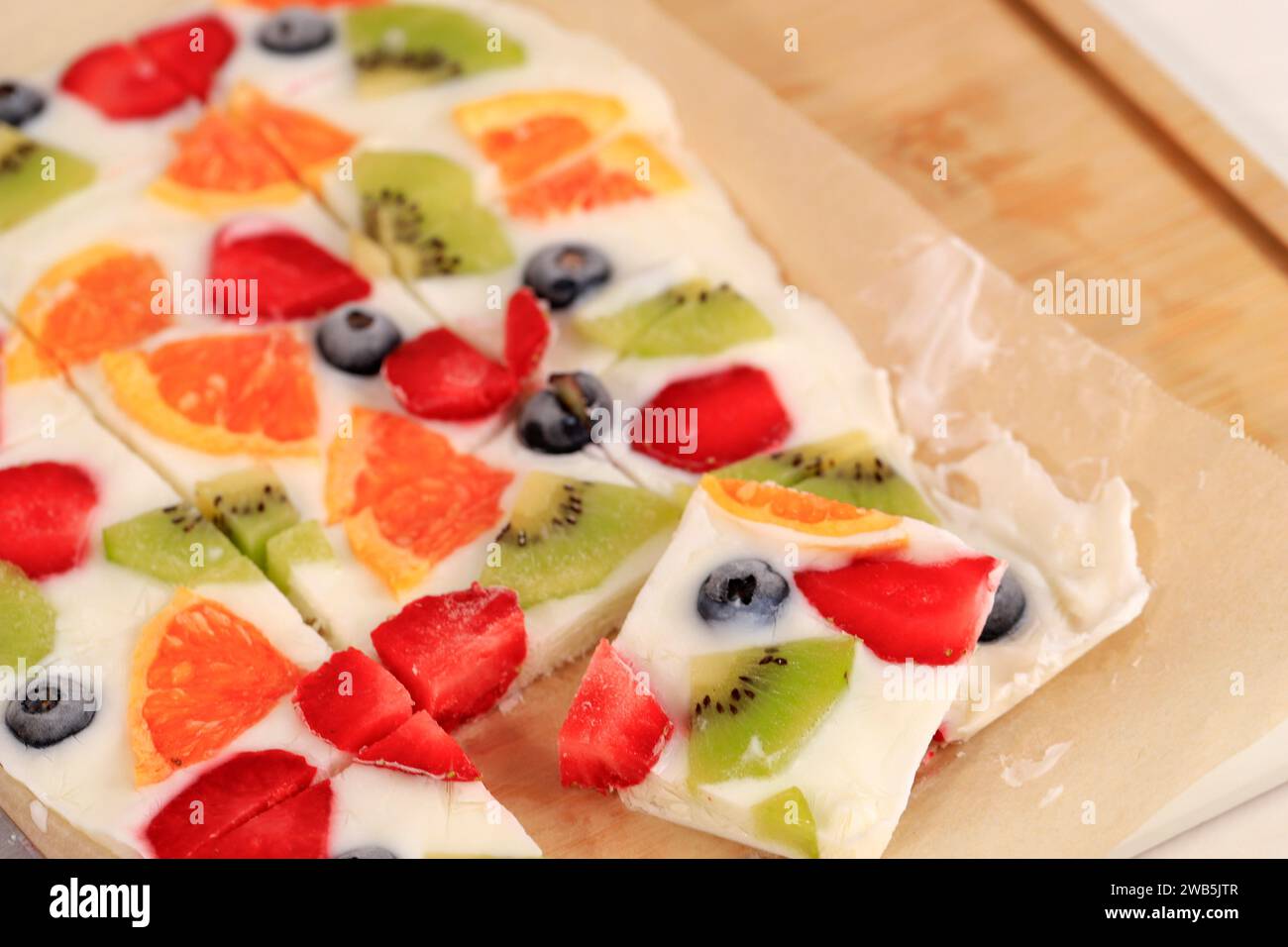 Barrette di yogurt surgelate con condimenti di frutta fresca. Corteccia di yogurt fatta in casa, sano gelato Keto Diet a base di yogurt greco, frutti di bosco freschi, noci, GR Foto Stock