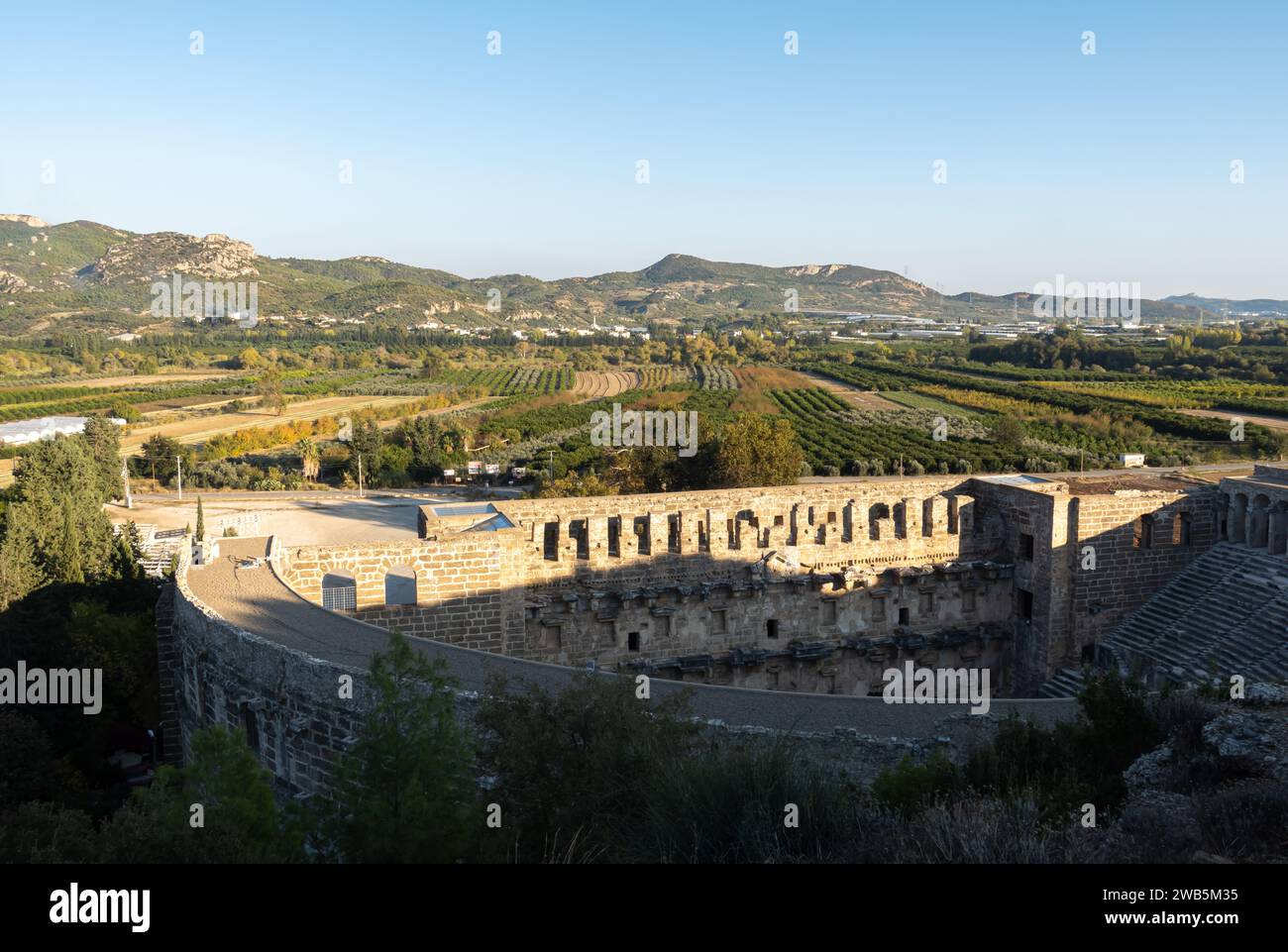 Aspendos Theatre, Aspendos Anfiteatro con vista panoramica dei campi di Antalya turca Foto Stock