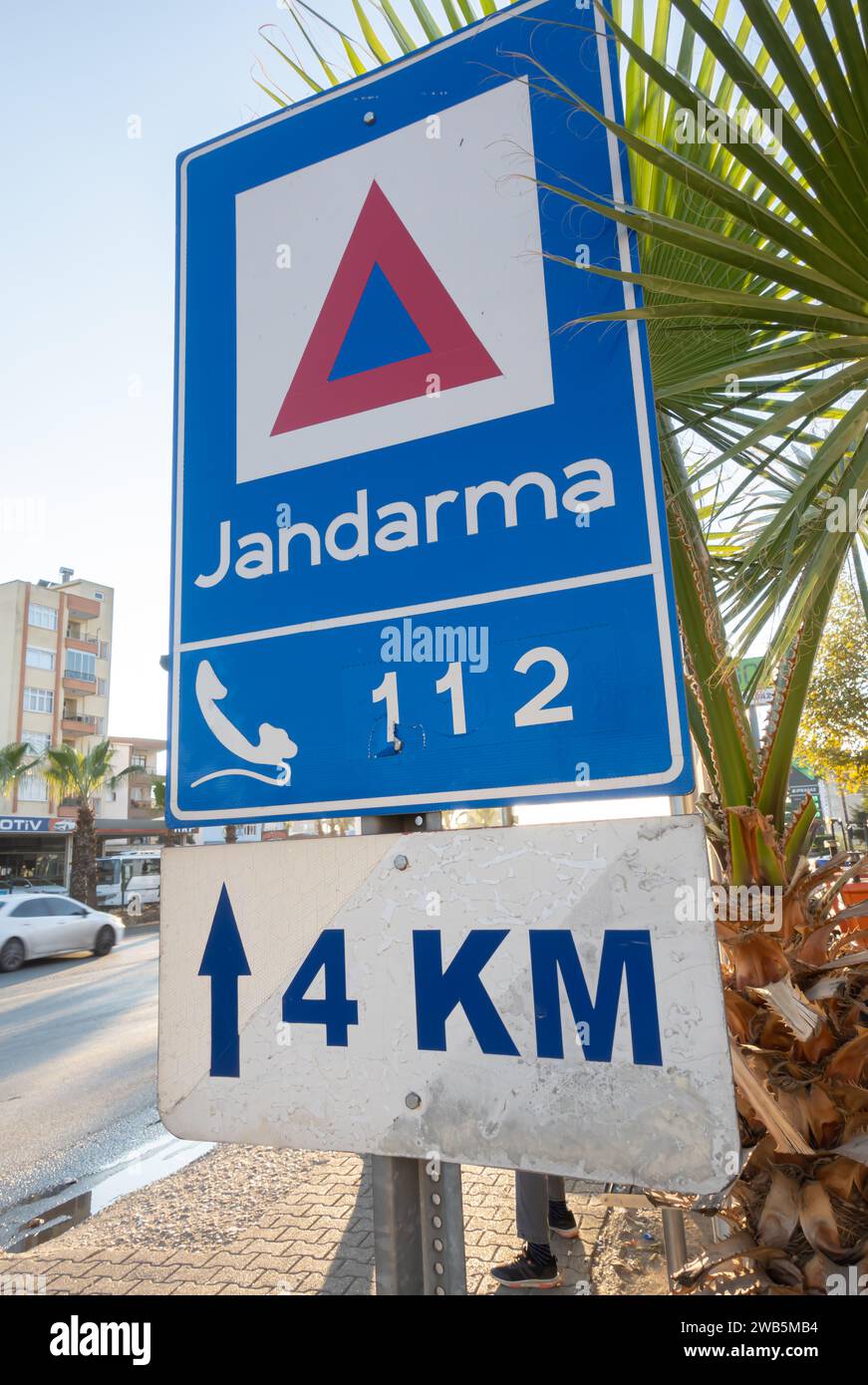 Segnale di direzione della polizia e numero di telefono Turchia, segnale di direzione Jandarma Foto Stock