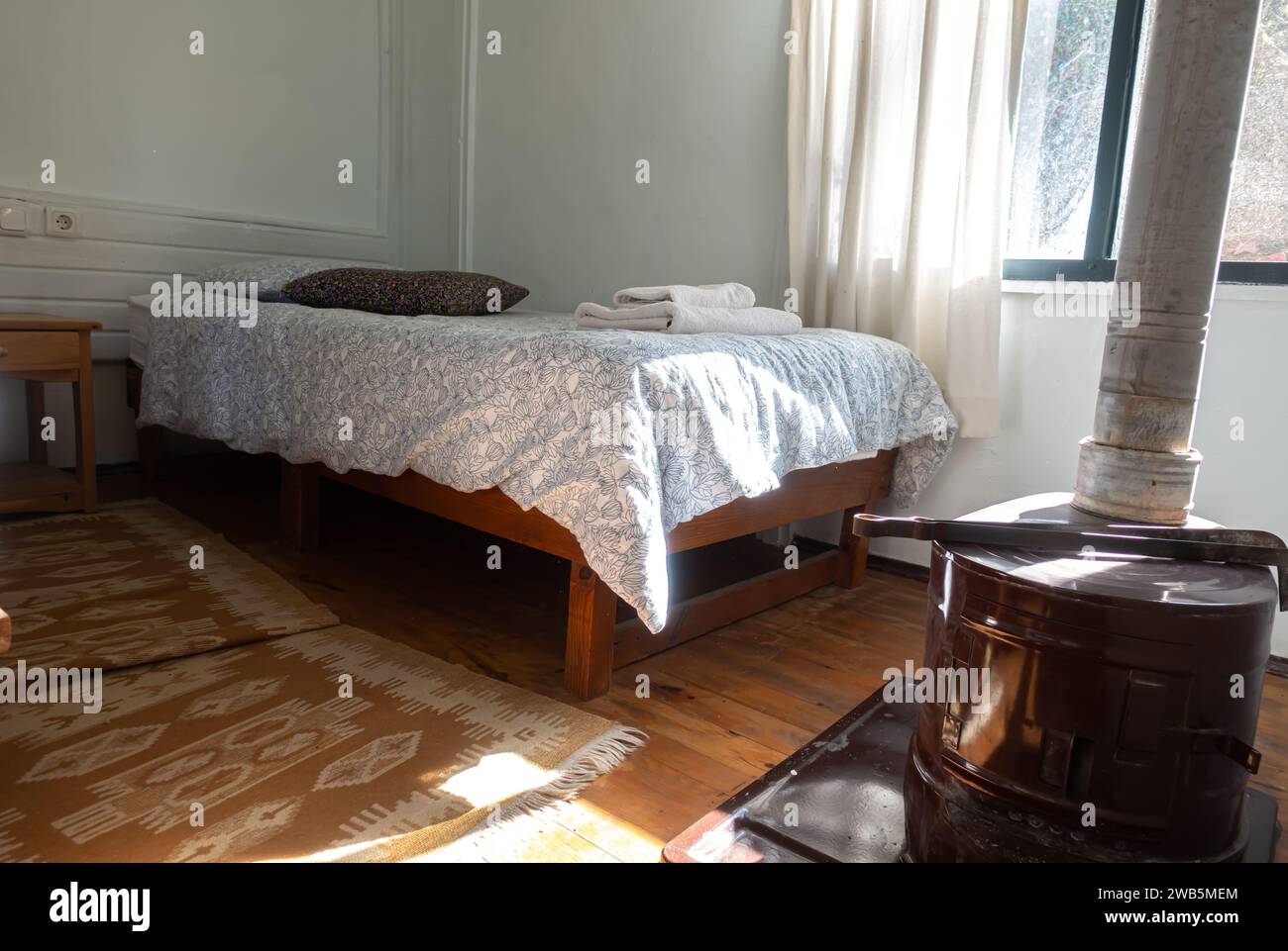 Interni in cabina di legno nel villaggio naturale Sundance Tekirova Kemer/Antalya, Türkiye turchia Foto Stock