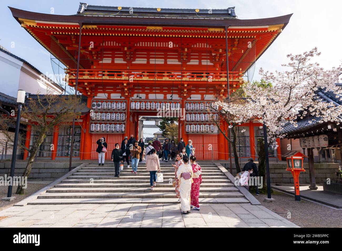 Kyoto, Giappone - marzo 27 2023: Fioritura dei ciliegi nel Santuario Yasaka Jinja. Foto Stock