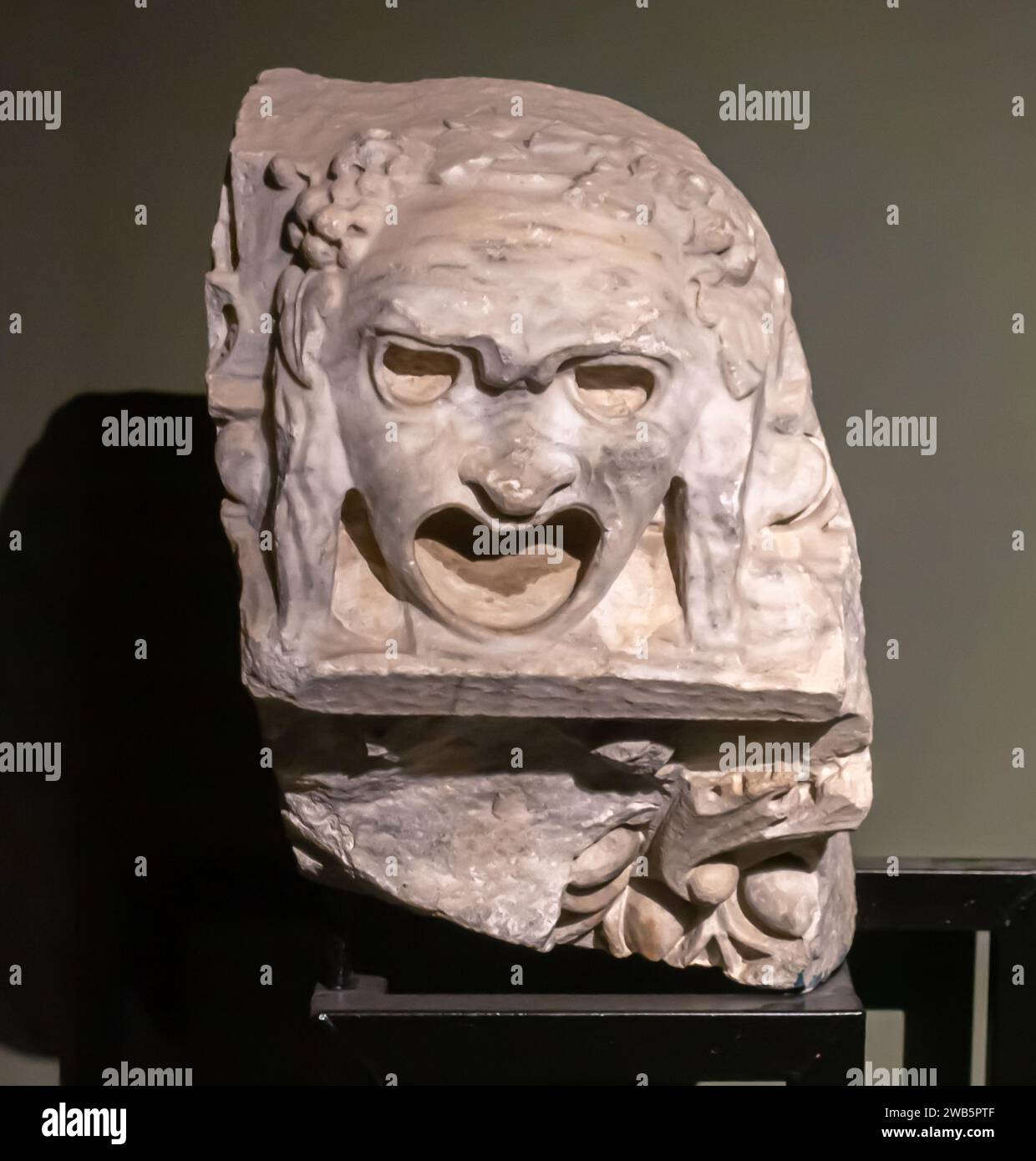 Tragiche maschere tragiche in marmo greco su Sarcofagi nel museo archeologico di Antalya in Turchia Foto Stock