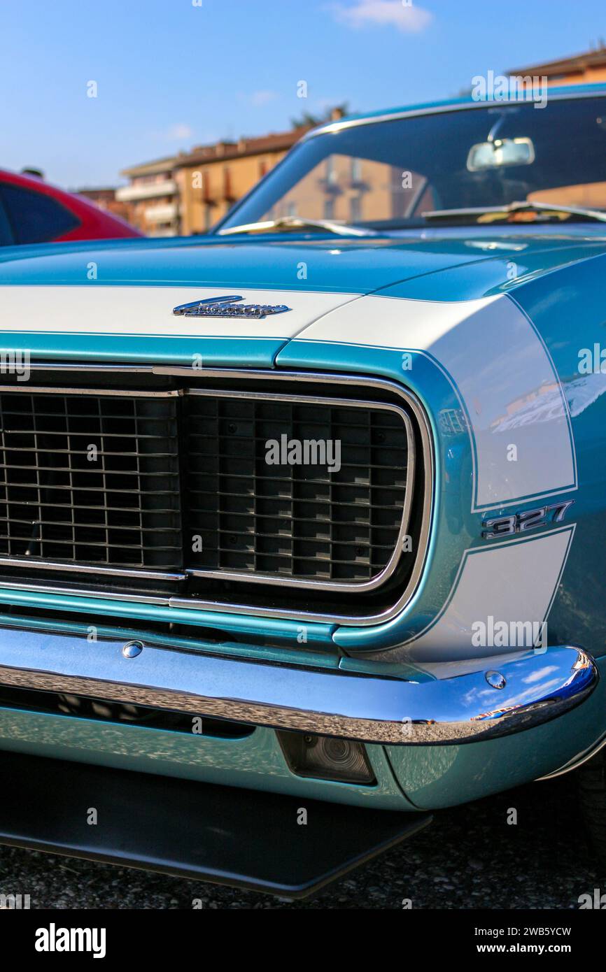 Chevrolet Camaro 327 1a generazione 5,3 motore V8 anno modello 1968 Blu. Scattato a un incontro automobilistico a Verona (Italia) il 2023 gennaio. Foto Stock