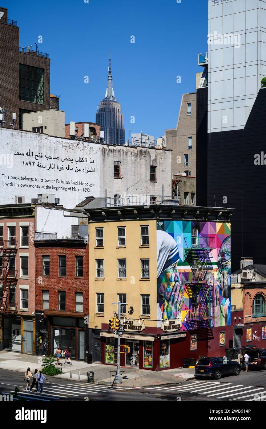 Grande murale di madre Teresa di Calcutta dipinto sulla parete laterale di un vecchio edificio di New York con l'Empire State Building sullo sfondo Foto Stock