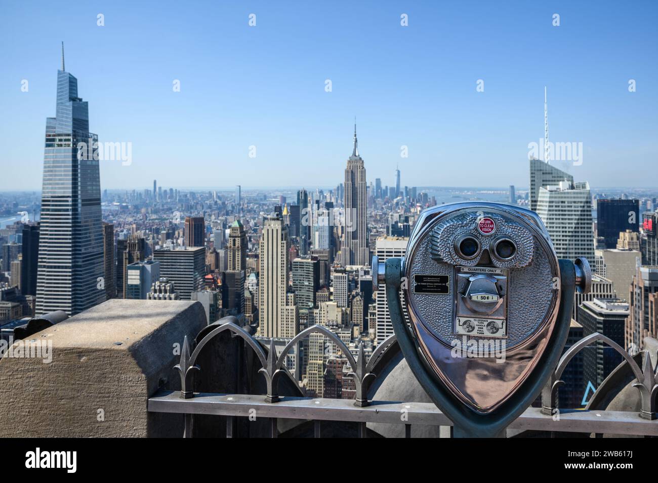Vista panoramica di New York dalla terrazza panoramica Top of the Rock del Rockefeller Center con la cima e l'Empire State Building nella soleggiata mattinata Foto Stock