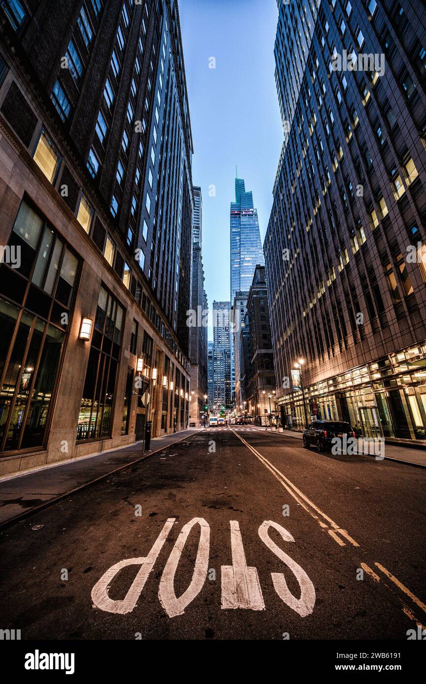 Il grattacielo Summit One Vanderbilt e l'osservatorio di New York City dalla strada con vista panoramica durante la notte Foto Stock