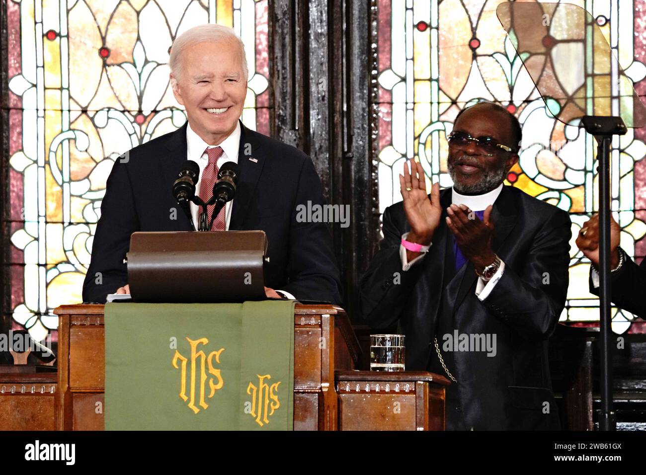 Charleston, Stati Uniti. 8 gennaio 2024. Il presidente Joe Biden sorride mentre viene applaudito dal vescovo Samuel L. Green, Sr. Durante il suo discorso alla chiesa Mother Emanuel AME di Charleston, South Carolina, lunedì 8 gennaio 2024. Madre Emanuel e' dove un supremacista bianco ha ucciso nove fedeli neri nel 2015. Foto di Richard Ellis/UPI credito: UPI/Alamy Live News Foto Stock