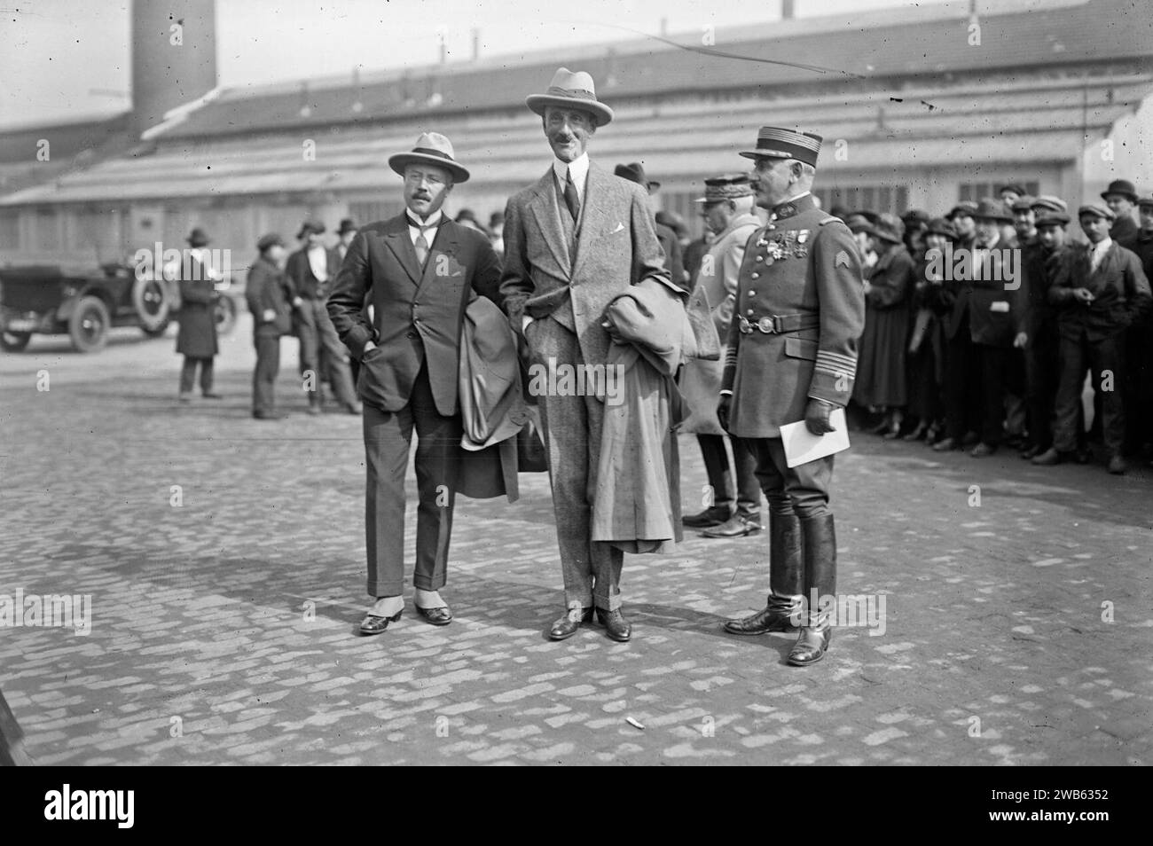 16-3-23, usines Citroën, retour de la mission Haardt Audouin-Dubreuil (mission transsaharienne, de g. à d. M. Audouin-Dubreuil, M. Haardt et un général). Foto Stock