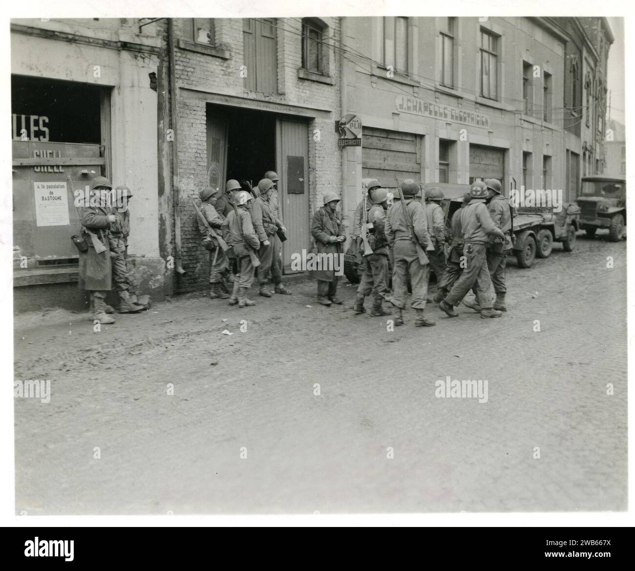 111-SC-329951 - i fanti del 1° esercito degli Stati Uniti si riuniscono a Bastogne, in Belgio, per raggrupparsi dopo essere stati tagliati fuori dal loro reggimento dai tedeschi nel tentativo nemico in quest'area. 110 Regt, 28th LNE Div FUSA Bastogne, Belgio. Foto Stock