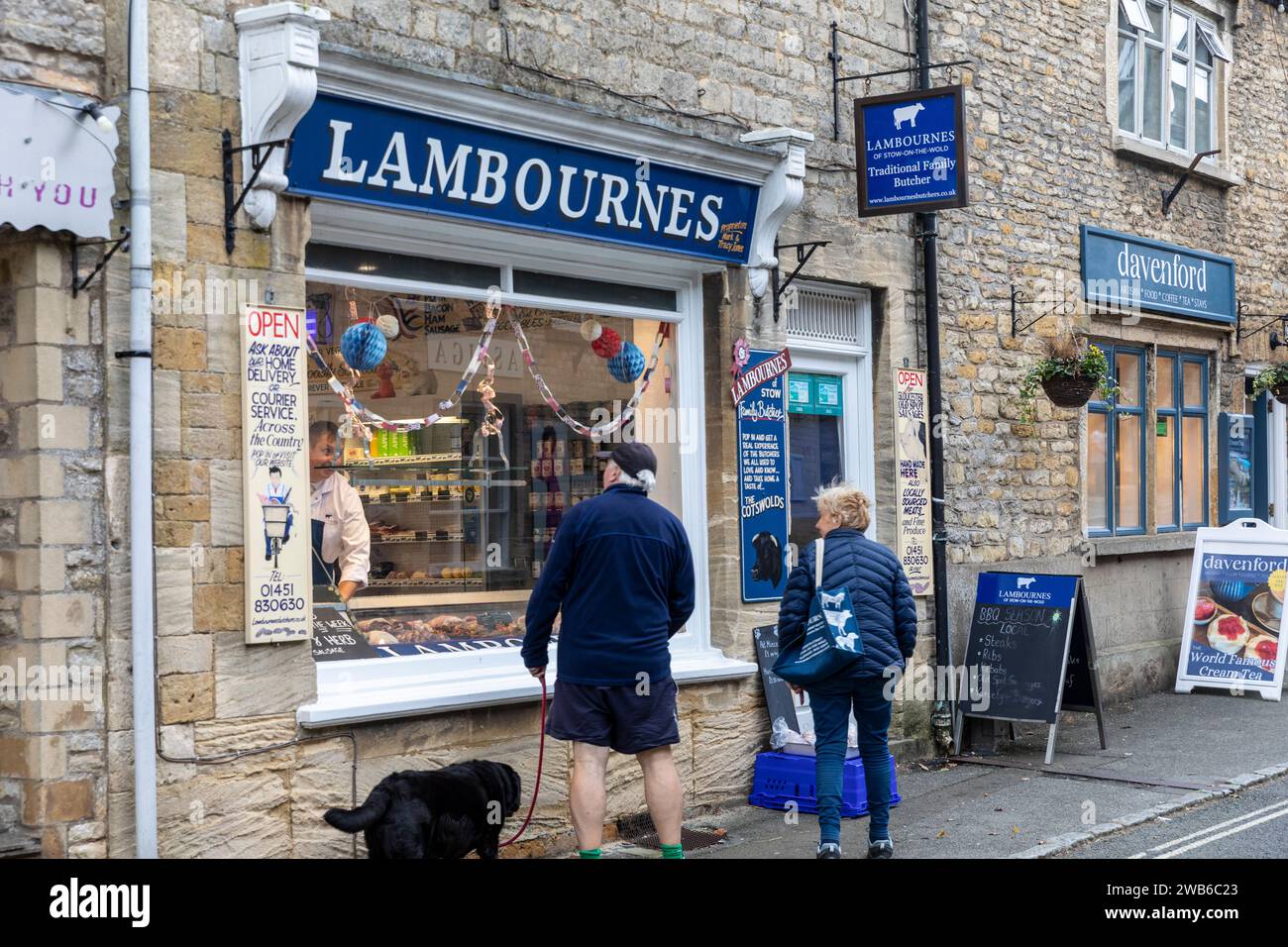 Riponi il Wold Market Town nel Cotswolds e il macellaio locale Lambournes, il macellaio parla con i clienti, Gloucestershire, Inghilterra, Regno Unito, 2023 Foto Stock