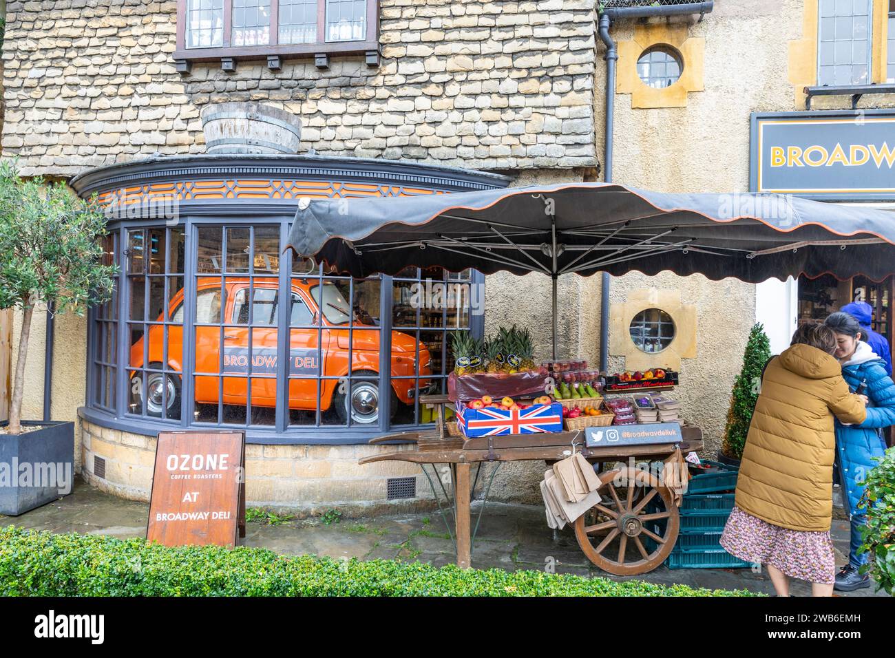 Broadway Village nei Cotswolds e Broadway Deli, negozio di alimentari con Fiat 126 Italian car alla finestra, Worcestershire, Inghilterra, Regno Unito, 2023 Foto Stock