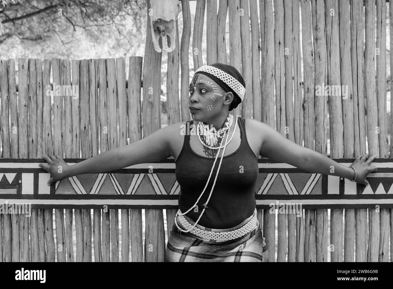 Ritratto in bianco e nero di una donna adulta, Lesedi Cultural Village, Lanseria, Gauteng, Sudafrica Foto Stock