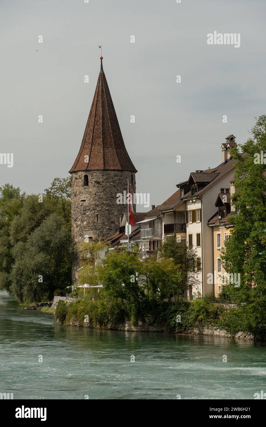 Bremgarten, Canton Argovia, Svizzera, 3 settembre 2023 Torre storica delle streghe sulla costa del fiume Reuss Foto Stock