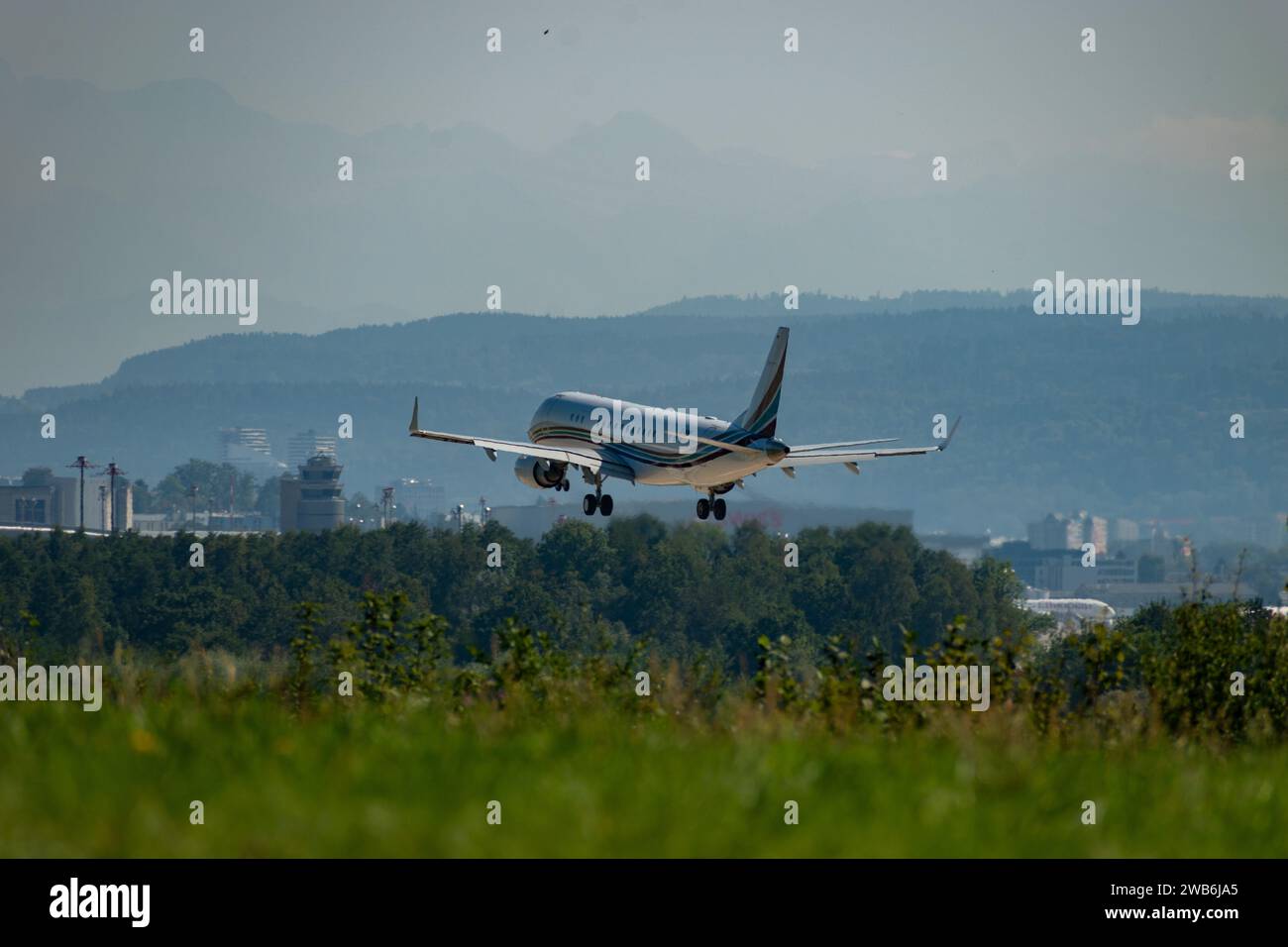 Zurigo, Svizzera, 6 settembre 2023 D-ANNI Air Hamburg Embraer Lineage 1000 aerei atterrano sulla pista 14 Foto Stock