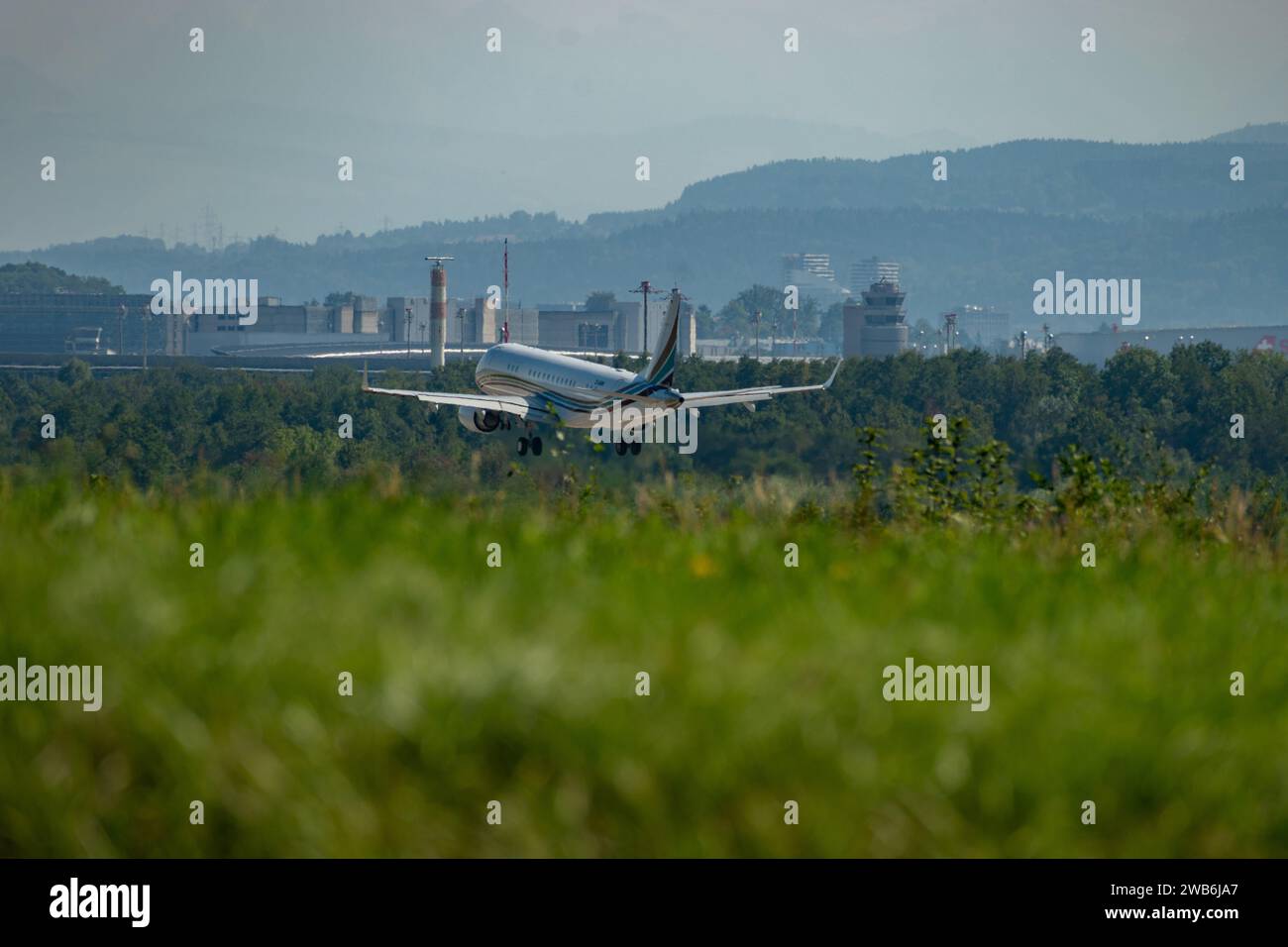 Zurigo, Svizzera, 6 settembre 2023 D-ANNI Air Hamburg Embraer Lineage 1000 aerei atterrano sulla pista 14 Foto Stock