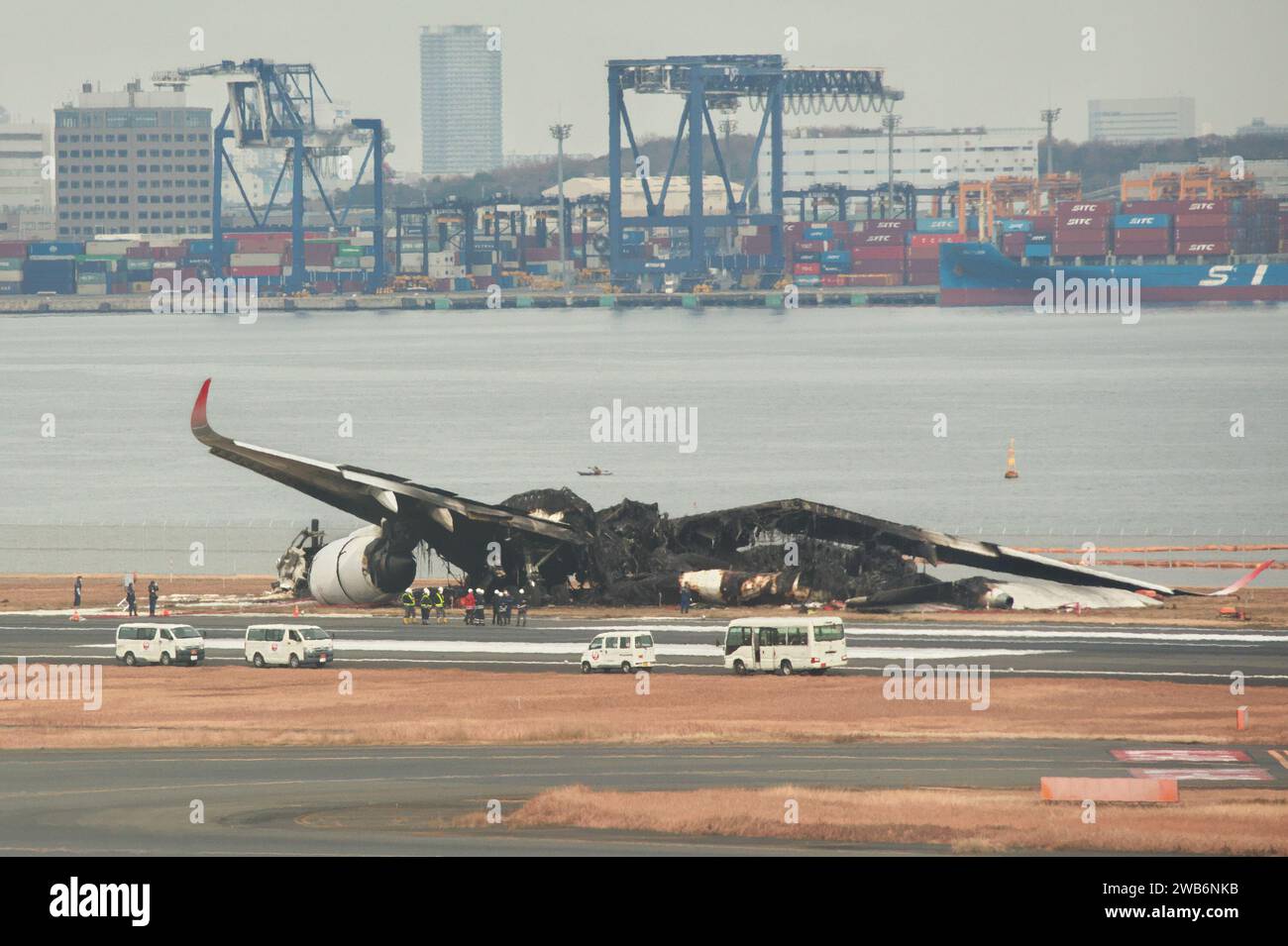 I funzionari indagano su un Airbus A350 della Japan Airlines bruciato dopo una collisione con un aereo della Guardia Costiera giapponese all'aeroporto internazionale di Haneda a Tokyo, in Giappone, il 3 gennaio 2024. Credito: AFLO/Alamy Live News Foto Stock