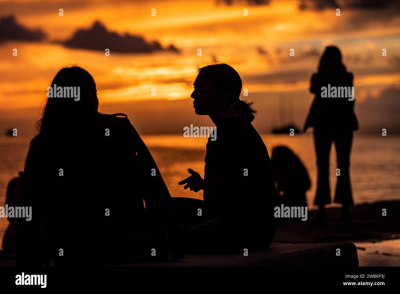 Trieste: Gente che guarda il tramonto a Molo audace (molo). Italia. Foto Stock