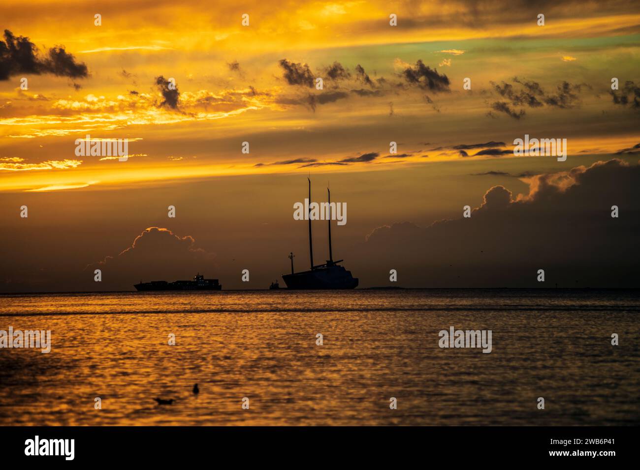 Trieste: Tramonto nel mare Adriatico, vista dal Molo audace (molo). Italia. Foto Stock