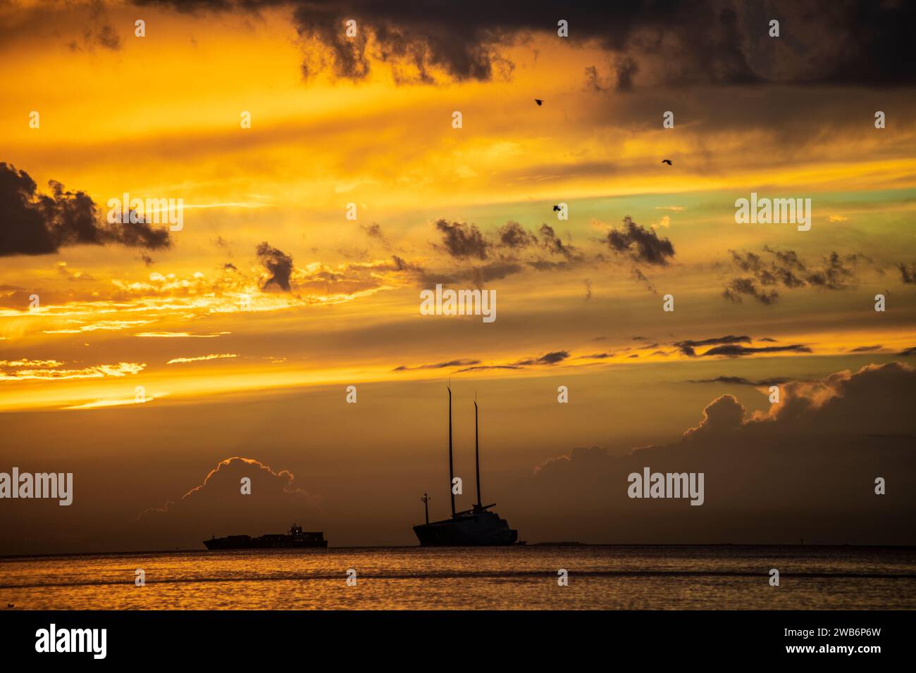 Trieste: Tramonto nel mare Adriatico, vista dal Molo audace (molo). Italia. Foto Stock