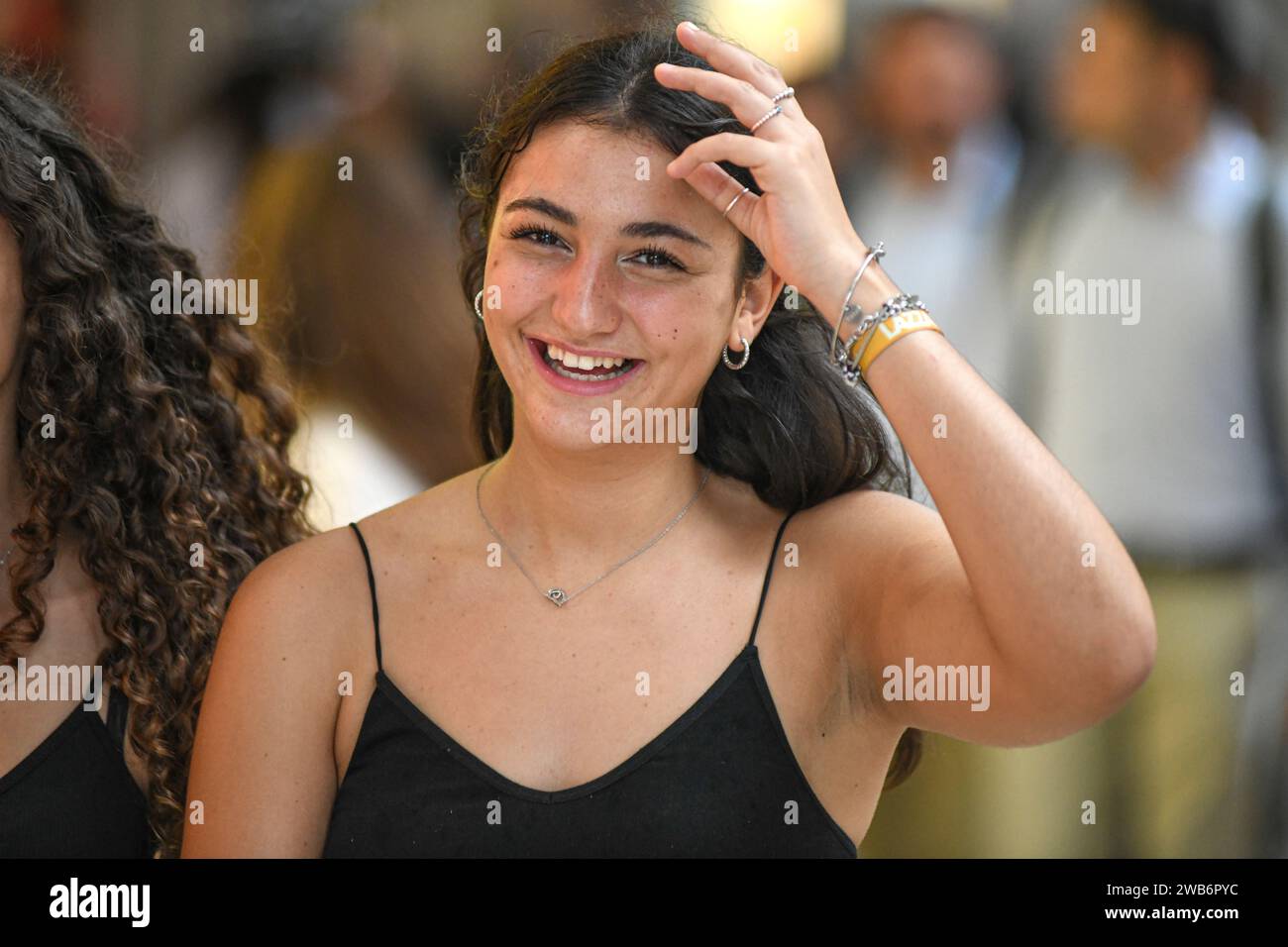 Ragazza italiana che cammina in via Ugo Bassi, Bologna, Italia. Foto Stock