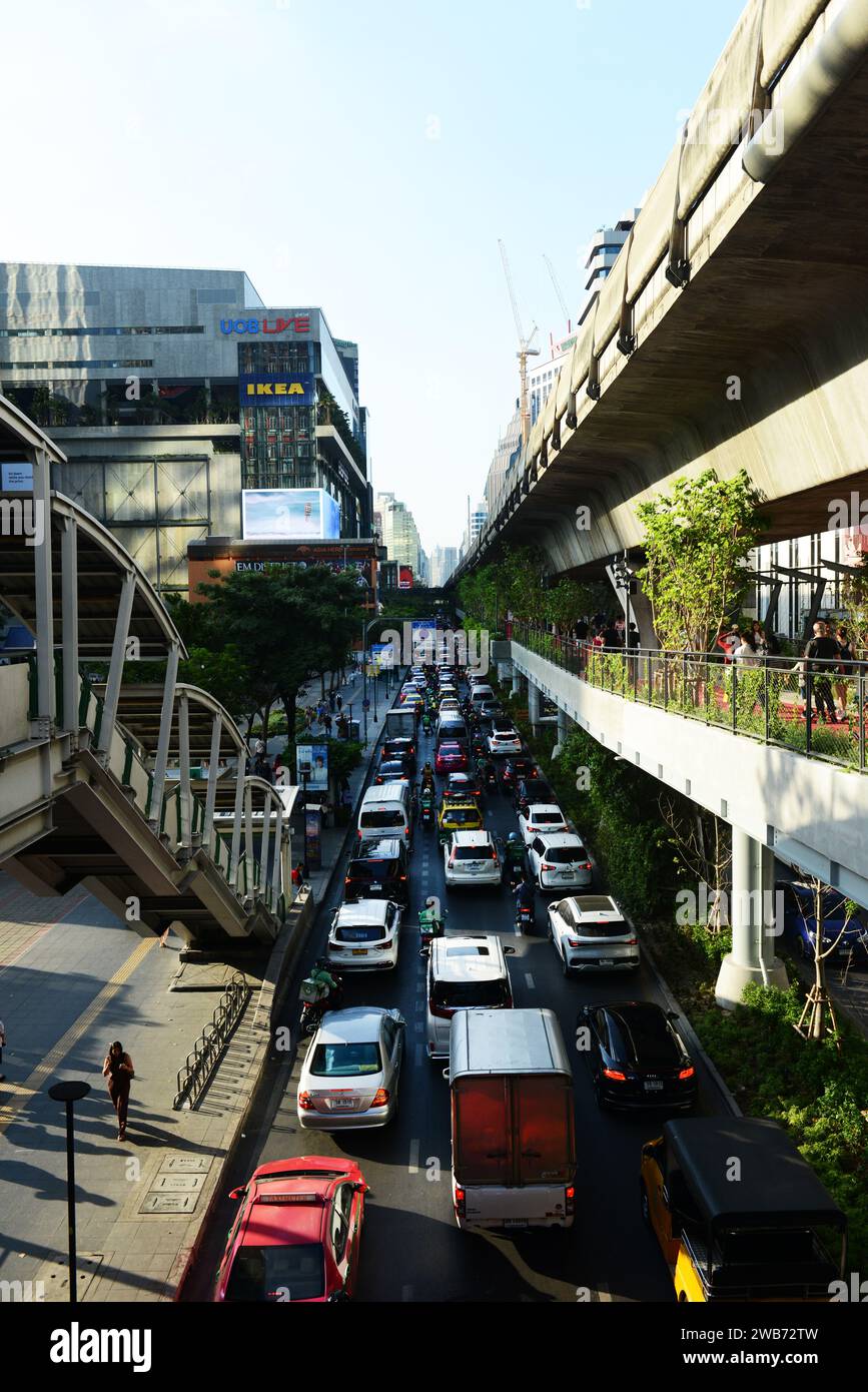 Traffico su Sukhumvit Road a Bangkok, Thailandia. Foto Stock