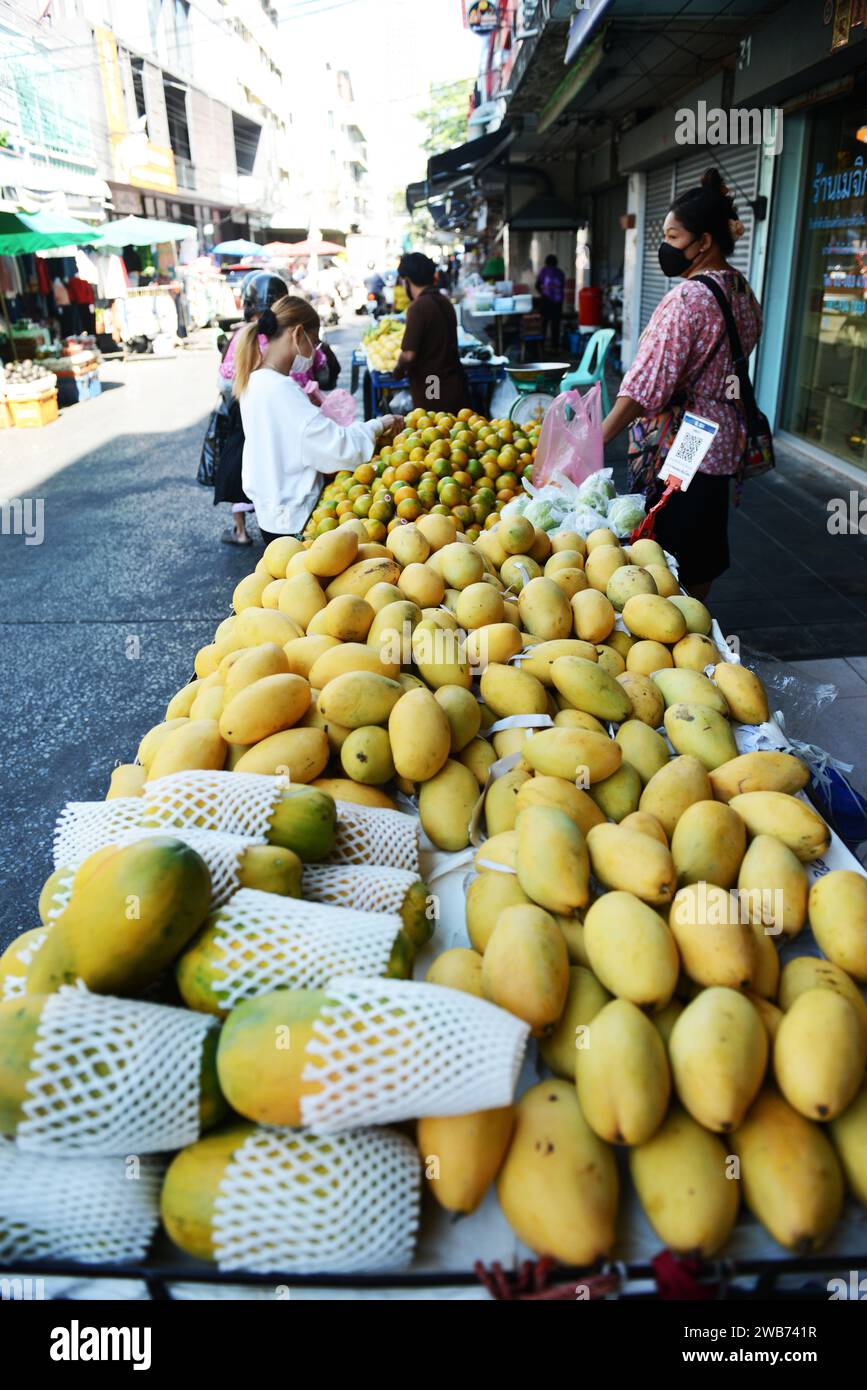 Un venditore di frutta al Soi Prachum Market in Silom Road a Bangkok, Thailandia. Foto Stock