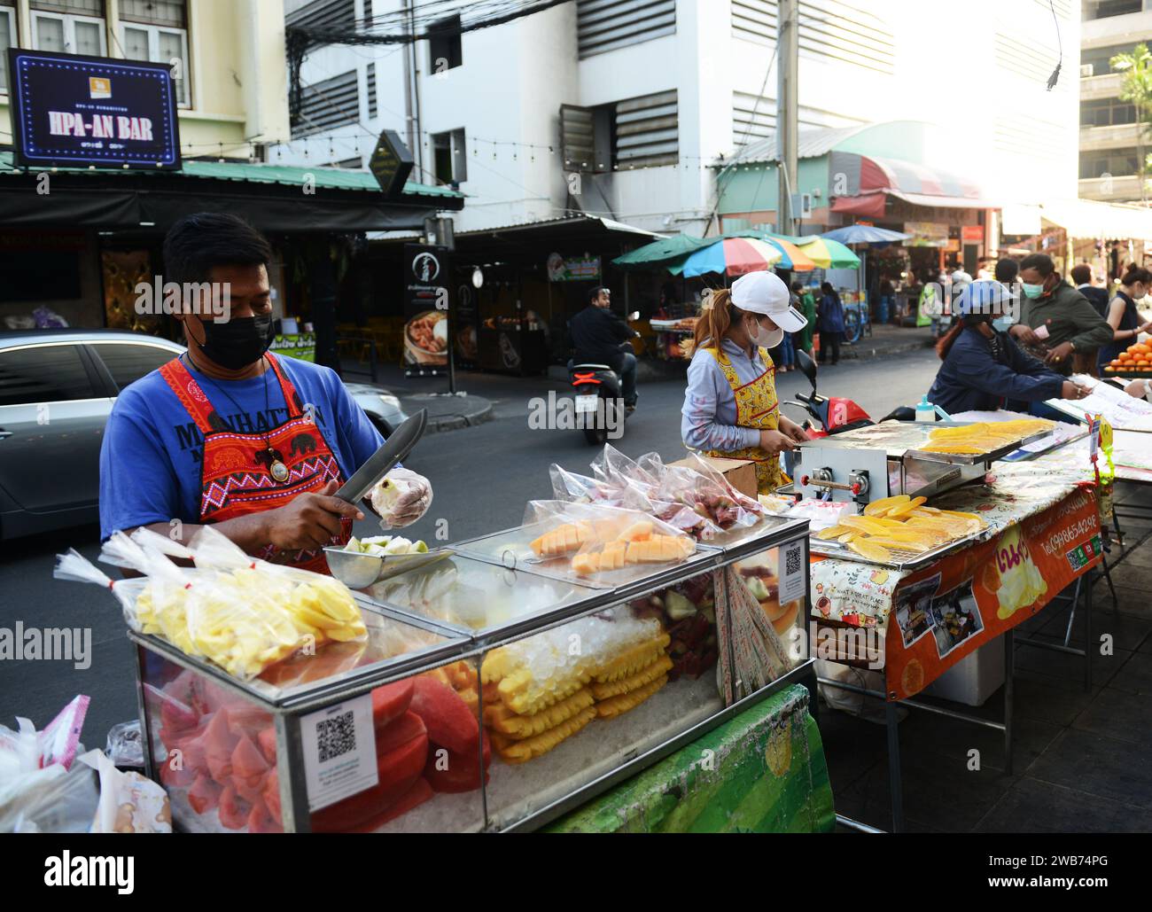 Venditori di frutta e cibo lungo Soi Naradhiwas Rajanagarindra a Bangkok, Thailandia. Foto Stock