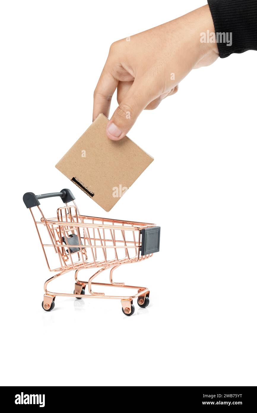Mano di lavoro posizionare una scatola di cartone su un carrello della spesa isolato su uno sfondo bianco Foto Stock