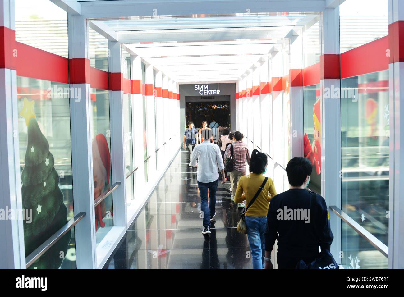 Un ponte pedonale che collega il Siam Center e il centro commerciale Siam Discovery a Bangkok, Thailandia. Foto Stock